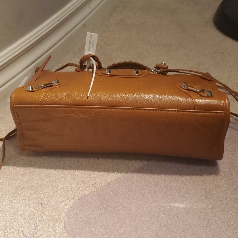 NWT Classic City Small Shoulder Bag in Camel - Picture 3 of 12